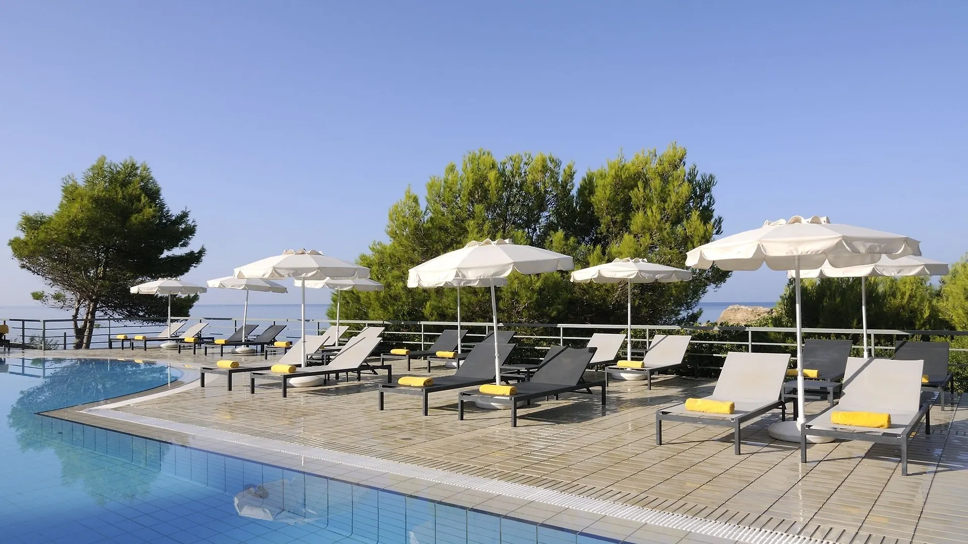 ****  לאסי White Rocks Hotel Kefalonia יוון